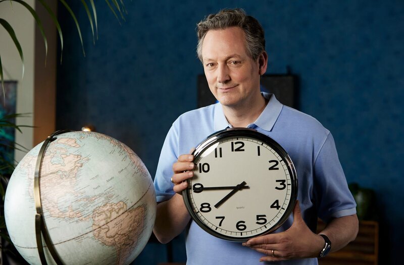 Wissen vor acht – Erde – Drehstart zur neuen Staffel mit Eckart von Hirschhausen Am 8. Mai beginnen in Köln Mülheim die Dreharbeiten zu einer neuen Staffel „Wissen vor acht – Erde“ mit Dr. Eckart von Hirschhausen. In insgesamt zwanzig neuen Folgen steht wieder die Gesundheit unseres Planeten und die Gesundheit der Menschen im Mittelpunkt. Eckart von Hirschhausen erklärt unter anderem, wieso Hecken gut fürs Klima sind, welche Rolle Wasserdampf bei der Erderwärmung spielt und wieso wir wieder mehr Moore brauchen. Im Bild: Dr. Eckart von Hirschhausen – Bild: ARD/​Kai Schulz /​ ARD-Programmdirektion