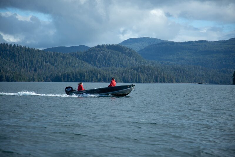 Terri Metcalf und Veronica Arrants gehen auf Subsistenzfischerei. (National Geographic/​Wayne Moss) – Bild: National Geographic /​ Wayne Moss /​ National Geographic/​Wayne Moss
