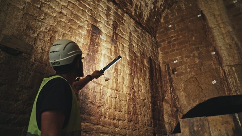 Der Archäologe Dario Ceppatelli untersucht einen unterirdischen Gang in einem kürzlich entdeckten römischen Amphitheater in Volterra, Italien. – Bild: Blink Films