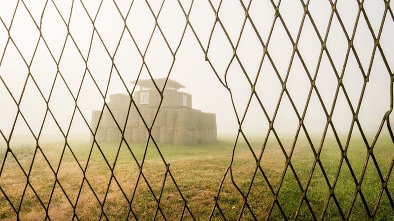 Ehemaliger UN-Kontrollpunkt – Heute ist er Teil der Srebrenica-Gedenkstätte, wo der Opfer des Völkermords von Srebrenica gedacht wird. – Bild: ORF/​LOOKSfilm