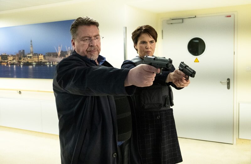 Erichsen (Armin Rohde) und Lisa (Barbara Auer) im Einsatz. – Bild: ZDF und Marion von der Mehden