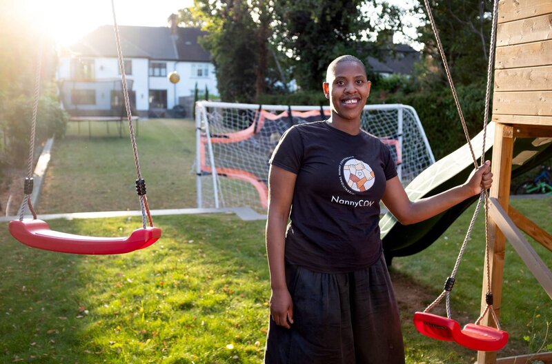 Super-Nanny Shada Lambert betreut in London zwei Kinder. Sie wird auch oft für Urlaube gebucht und reist viel mit anderen Familien. – Bild: Kobalt