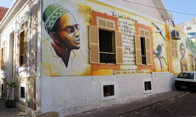 Haus in Praia, der aktuellen Hauptstadt der Kapverden, mit einem Portrait von Amilcar Cabral, Dichter, Politiker, Nationalheld. – Bild: 3sat