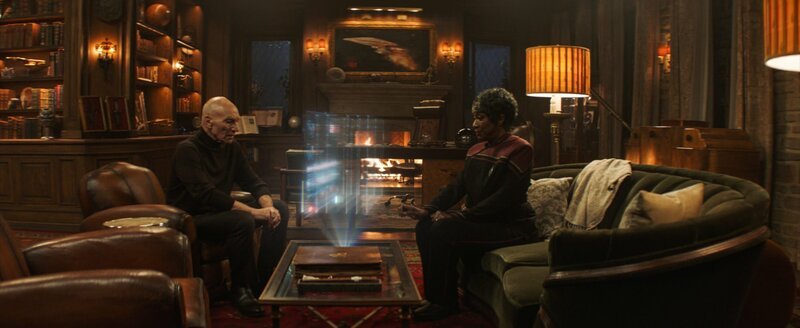 Pictured: Sir Patrick Stewart as Jean-Luc Picard and April Grace as Admiral Whitley – Bild: Trae Patton /​ Paramount