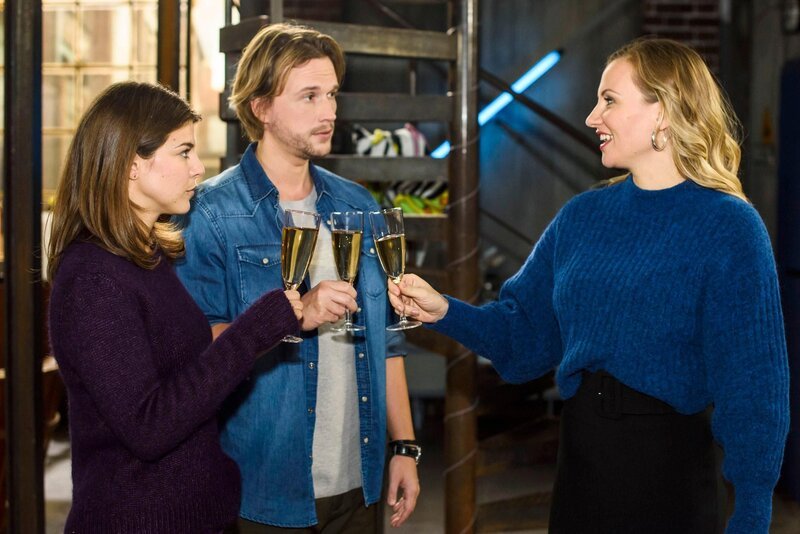 Pauline (Maike-Johanna Reuter, l.) ist glücklich, dass sie, Isabelle (Ania Niedieck) und Finn (Christopher Kohn) endlich mit dem Kapitel Damian abschließen können. – Bild: RTL /​ Julia Feldhagen