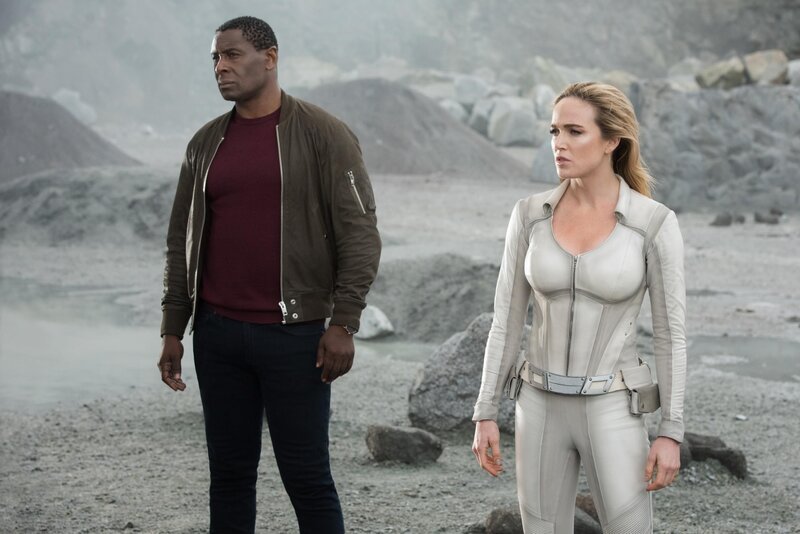 J’onn J’onzz (David Harewood) und Sara Lance (Caity Lotz) – Bild: RTL /​ ARROW and all related characters and elements © & â“¢ DC Comics and Warner Bros. Entertainment