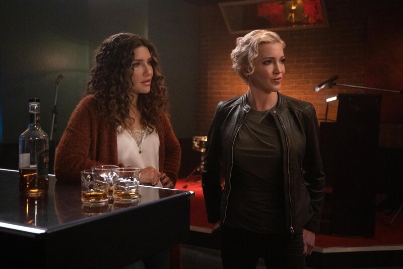 Dinah Drake (Juliana Harkavy, l.) und Laurel Lance (Katie Cassidy), r.) – Bild: RTL /​ ARROW and all related characters and elements © & â“¢ DC Comics and Warner Bros. Entertainment