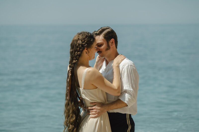 Franz (Jannik Schümann, l.) folgt Sisi (Dominique Devenport, r.) nach Südfrankreich. Am Strand kommen sie sich nach einer Diskussion über Sisis Flucht und Rudolfs Zukunft auf der Militärakademie wieder näher. – Bild: RTL /​ Armands Virbulis