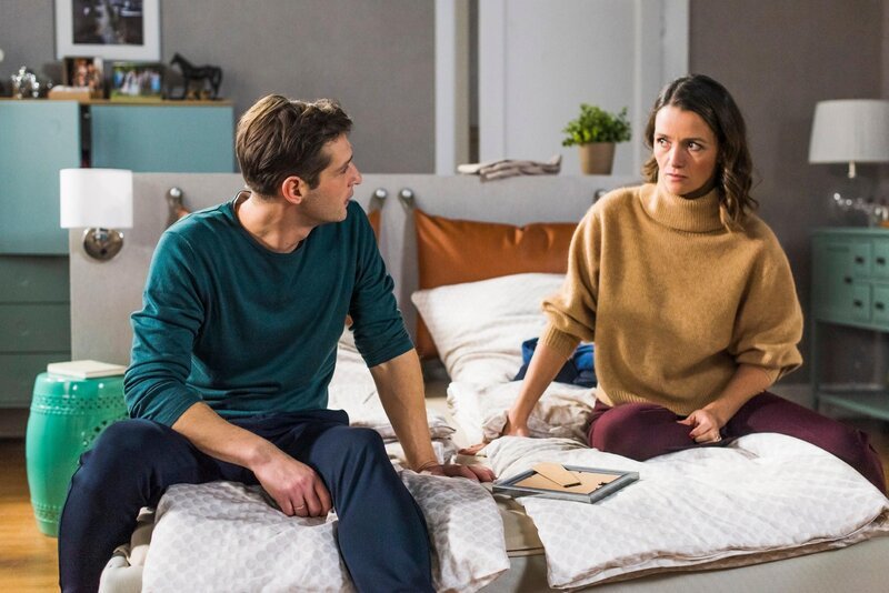 Deniz (Igor Dolgatschew) kann Jennys (Kaja Schmidt-Tychsen) Vertrauensbruch nicht einfach verzeihen. – Bild: RTL /​ Julia Feldhagen