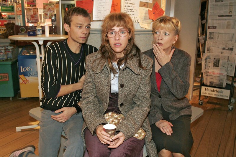 Lisa (Alexandra Neldel, M.) schildert Helga Plenske (Ulrike Mai, r.) und Jürgen (Oliver Bokern, l.) den tragischen Vorfall in der Villa Seidel. (Dieses Foto von Alexandra Neldel darf nur in Zusammenhang mit der Berichterstattung über die Serie „Verliebt in Berlin“ veröffentlicht und verbreitet werden.) – Bild: SAT.1