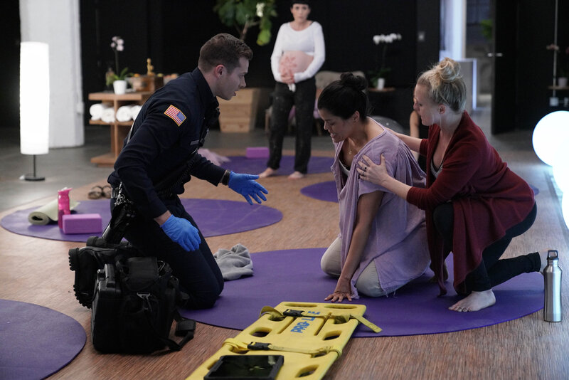 Buck (Oliver Stark, l.) glaubt daran, dass in einer Vollmondnacht seltsame Dinge geschehen und Menschen ungewöhnliche Sachen tun. Wird er damit Recht behalten? – Bild: Fox and its related entities