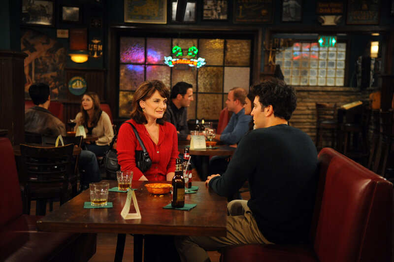 Ted lernt eine junge Frau kennen, die ihn an seine Mutter Virginia erinnert … – Bild: 20th Century Fox International Television