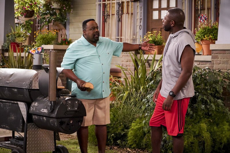 Calvin Butler (Cedric the Entertainer, l.); Malcolm Butler (Sheaun McKinney, r.) – Bild: CBS Broadcasting, Inc. /​ Bill Inoshita