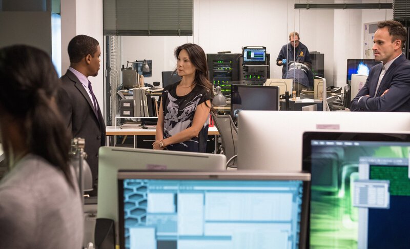 Sherlock (Jonny Lee Miller, r.) ist in dem Fall auf Joans (Lucy Liu, M.) Hilfe angewiesen, insbesondere, weil er sich von der künstlichen Intelligenz herausgefordet fühlt … – Bild: CBS Television