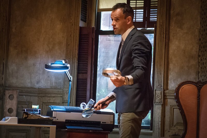 Holmes (Jonny Lee Miller, l.) und Watson ermitteln im Fall des Raubs einer seltenen Landkarte … – Bild: CBS Television