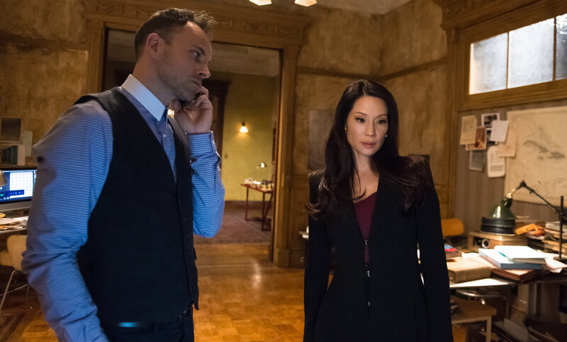 Holmes (Jonny Lee Miller, l.) und Watson (Lucy Liu, r.) versuchen, den Kreis der Verdächtigen einzugrenzen. Das ist aber gar nicht so einfach … – Bild: CBS Television