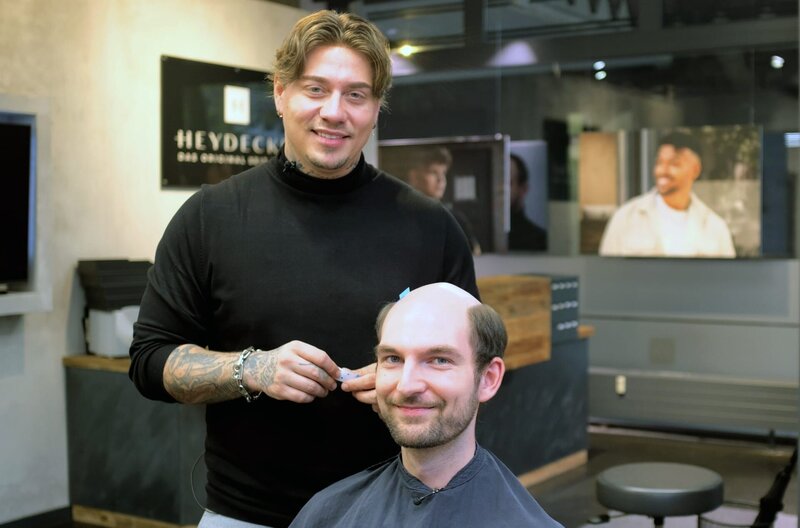 Lukas Puschmann im Salon Heydecke: Friseur Dominik Heydecke hat sich auf Haarsysteme spezialisiert. – Bild: Kobalt Documentary