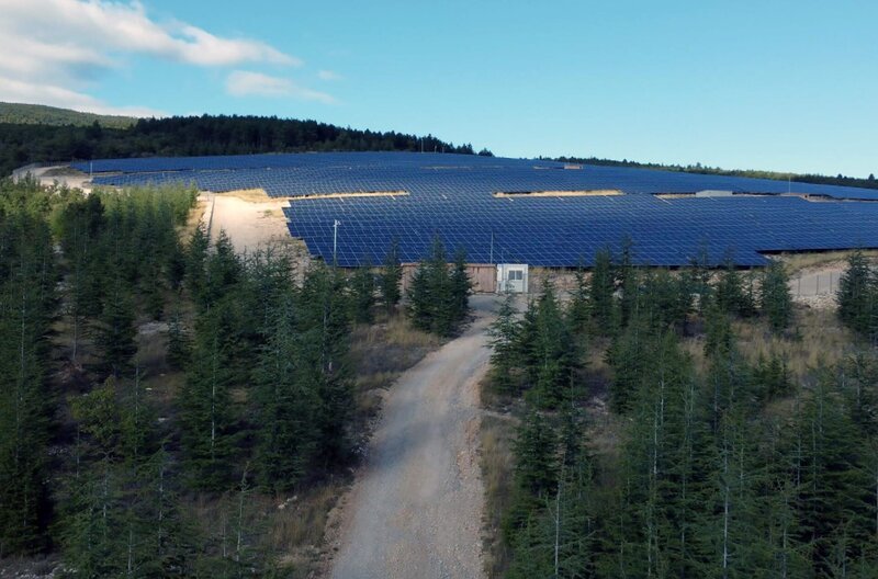 Solarpark von Cruis im südfranzösischen Département Alpes-de-Haute-Provence: In der Region tobt ein erbitterter Kampf zwischen den Befürwortern und Gegnern von alten und neuen Solarparks. – Bild: TV Presse Productions
