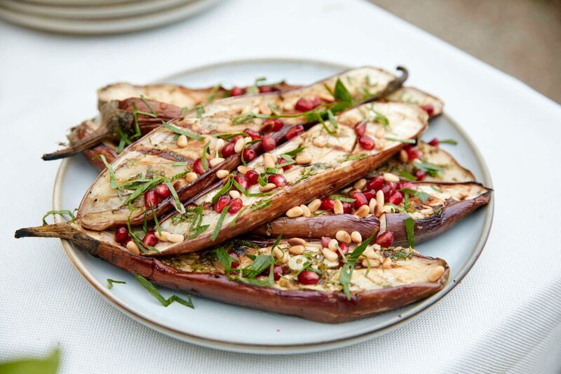 Gegrillte Auberginenscheiben. – Bild: Marian Mok /​ BR, Yalla Productions GmbH /​ BR/​Yalla Productions GmbH/​Marian Mok