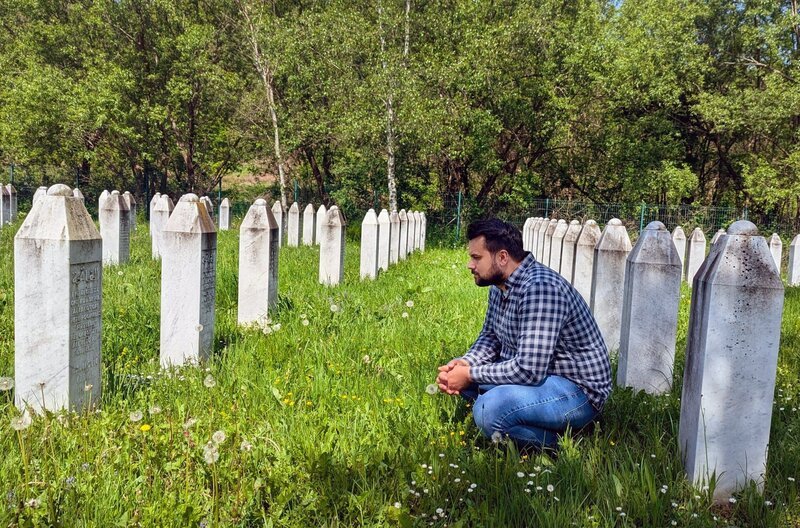 Bekir Halilović am Grab seines Vaters: Er ist einer der wenigen Menschen, die sich aktiv für die Aufarbeitung der Geschichte einsetzen. – Bild: Paul Weihermann
