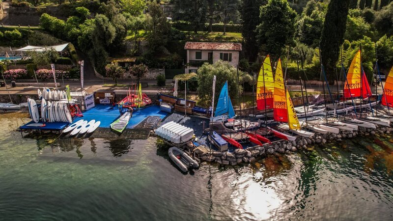 Das Stickl Sportcamp in Malcesine am Gardasee. Heinz Stickl aus Gmund am Tegernsee gründet hier die erste Surfschule in Italien. – Bild: André Goerschel /​ BR /​ BR/​André Goerschel