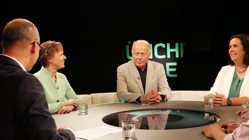 Von links: Moderator Christian Nitsche, Katja Horneffer (ZDF-Wettermoderatorin und Meteorologin), Jürgen Trittin (ehem. Bundesminister für Umwelt, Naturschutz und Reaktorsicherheit, Bündnis 90/​Die Grünen) und Prof. Annette Menzel (Klimaforscherin, TU München). – Bild: BR/​Sofie Onnasch