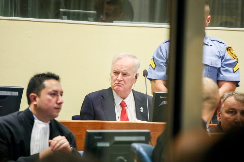 Der ehemalige bosnisch-serbische Armeegeneral Ratko Mladić bei seiner Verurteilung vor dem Tribunal in Den Haag. – Bild: ORF/​LOOKSfilm/​IRMCT