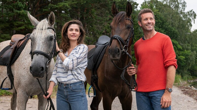 Gemeinsamer Ausritt: Anne Werner als Emilia, Jan Hartmann als Alexander – Bild: SRF/​ZDF/​Ralf Wilschewski