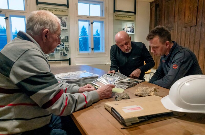 Familientreffen im Museum Kalkwerk Lengefeld – Siegfried (links), Heiko (Mitte) und Steve (rechts) Biedermann – Bild: MDR /​ Oliver Kaufmann