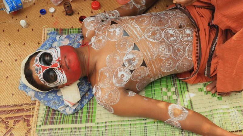 Fest der tanzenden Götter: Bei den Theyyam-Darbietungen werden aus bunt geschminkten Akteuren lebende Götter. – Bild: Phoenix/​ZDF/​Ampersand