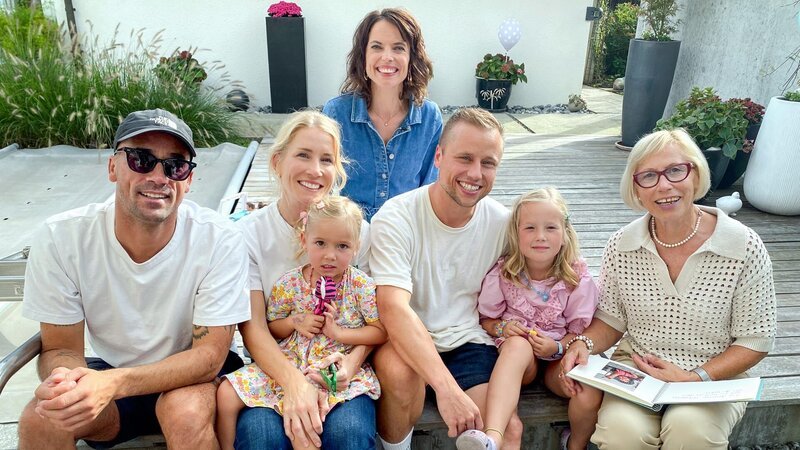 Hin und weg Schweizer Liebesgeschichten aus aller Welt – Das Wiedersehen Folge 1 Wiedersehen in der Schweiz: Familie Fitze Matthews mit Onkel Jan, Oma Anneliese Fitze und Mona Vetsch – Bild: SRF