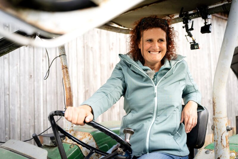 Elke Wiedemann, eine der Leiterinnen des Erlenweiherhofes. – Bild: Ralf Wilschewski /​ BR, Film Five GmbH /​ BR/​Film Five GmbH/​Ralf Wilschewski