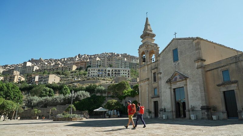 Eine Zukunft für Gangi: Das pittoreske Dorf bietet Häuser für einen Euro an. Allerdings sind sie stark renovationsbedürftig. – Bild: SRF