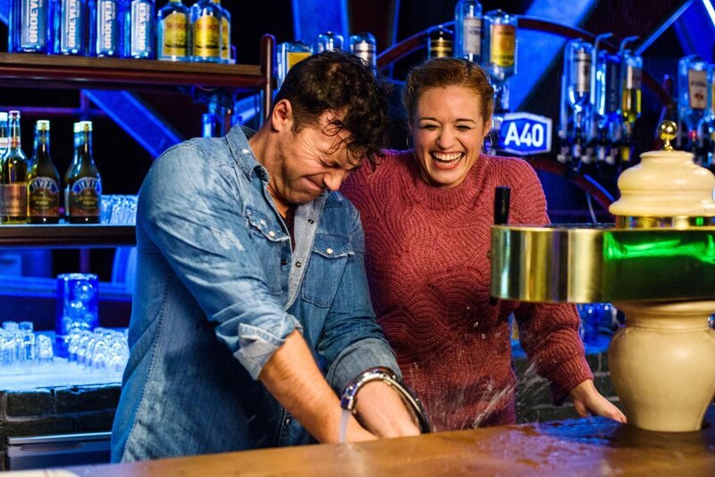 Fällt Steffis (Madeleine Krakor) Date mit Ben (Jörg Rohde) buchstäblich ins Wasser? – Bild: RTL /​ Julia Feldhagen