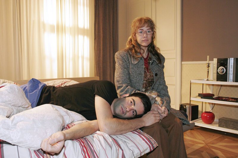 Lisa (Alexandra Neldel, r.) findet den unter der Trennung von Mariella leidenden David (Mathis Künzler, l.) in desolater Verfassung vor. (Dieses Foto von Alexandra Neldel darf nur in Zusammenhang mit der Berichterstattung über die Serie „Verliebt in Berlin“ veröffentlicht und verbreitet werden.) – Bild: SAT.1 /​ Noreen Flynn