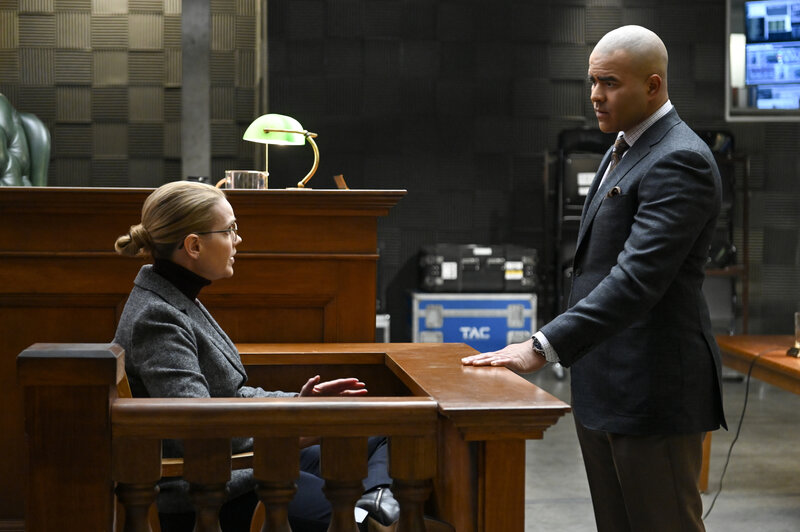 Julia Martin (Francie Swift, l.); Chunk Palmer (Chris Jackson, r.) – Bild: CBS Broadcasting, Inc.