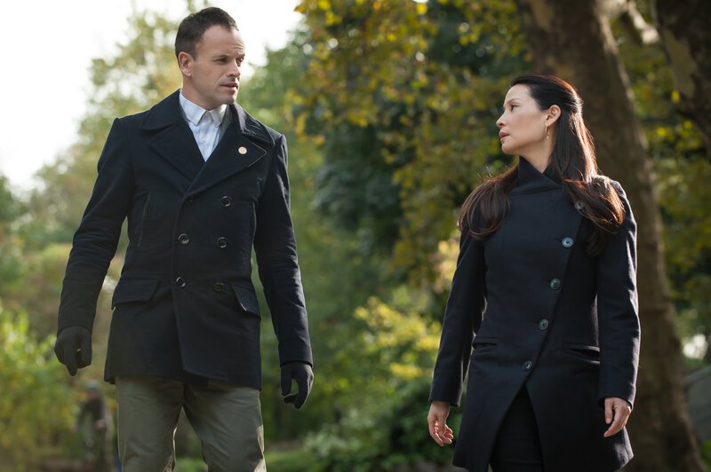 Im Fall des vermissten Kollegen führt die Spur Watson (Lucy Liu, r.) und Holmes (Jonny Lee Miller, l.) zu einer weiteren Person, die verschwunden ist … – Bild: CBS Television
