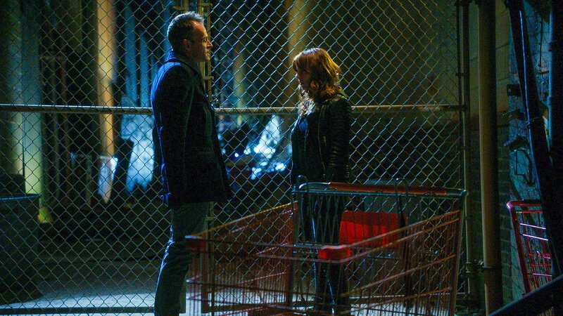 Es kommt Licht in die gemeinsame Vergangenheit von Sherlock (Jonny Lee Miller, l.) und Kitty (Ophelia Lovibond, r.) … – Bild: CBS Television