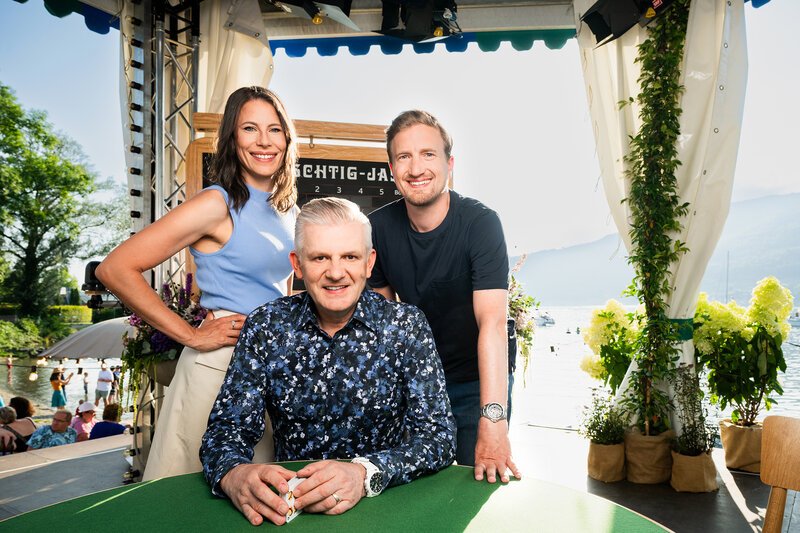 v.l. Sonia Kälin (Jass-Schiedsrichterin), Rainer Maria Salzgeber und Stefan Büsser – Bild: SRF/Pascal Mora v.l. Sonia Kälin (Jass-Schiedsrichterin), Rainer Maria Salzgeber und Stefan Büsser – Bild: SRF/Pascal Mora