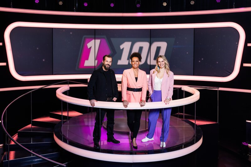 1 gegen 100 - Promi-Special Bligg, Moderatorin Angélique Beldner und Linda Fäh – Bild: SRF/Gian Vaitl 1 gegen 100 - Promi-Special Bligg, Moderatorin Angélique Beldner und Linda Fäh – Bild: SRF/Gian Vaitl