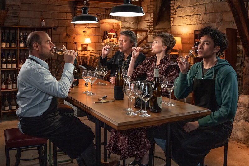 Weinprobe für Anfänger Bernard Campan als Jacques Dennemont, Eric Viellard als Guillaume, Isabelle Carré als Hortense Le Bris, Mounir Amamra als Steve SRF/​MANDARIN ET CIE/​STUDIOCANAL – Bild: SRF/​MANDARIN ET CIE/​STUDIOCANAL