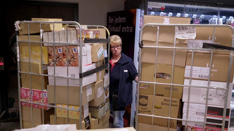 S02E34: Im Supermarkt stapeln sich die Kartons: Eine XXL-Lieferung bringt das Team an seine Grenzen. Dodo (Bild), Yusuf und Udo müssen sich durch Kistenberge kämpfen. – Bild: RTLZWEI