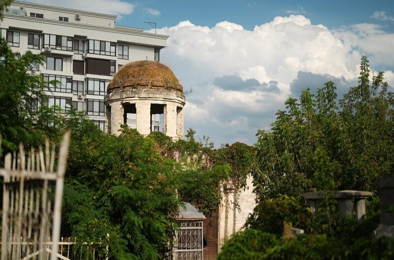 Aus den tragischsten Geschichten können großartige Musikstücke entstehen. Das Pogrom von Chi?inau hat den jüdisch-moldauischen Komponisten Dumitru Miller zu einer Orchestersymphonie inspiriert. – Bild: Elephant Doc