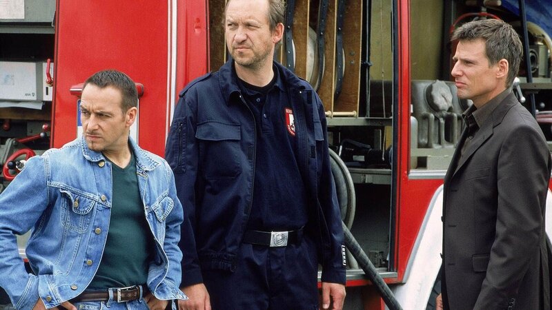 Bei einem Unfall auf der Autobahn ist ein Feuerwehrmann in seinem Privatauto ums Leben gekommen. Seine Kollegen sind unter ihrem Chef Klaus Wolters (Peter Heinrich Brix, Mi.) zu den Lösch- und Aufräumarbeiten gerufen wurden. Tom (René Steinke, re.) und Semir (Erdogan Atalay) ahnen noch nicht, dass es sich um einen Mord handelt, in den der Chef der Feuerwache verwickelt zu sein scheint … – Bild: MG RTL D /​ Martin Kurtenbach