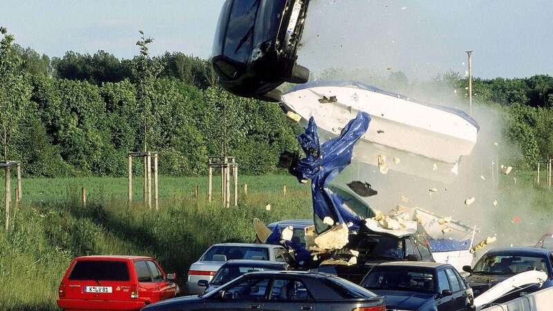 Ein Wagen nebst Bootsanhänger kracht nahezu ungebremst in die Unfallstelle … – Bild: MG RTL D /​ Martin Kurtenbach