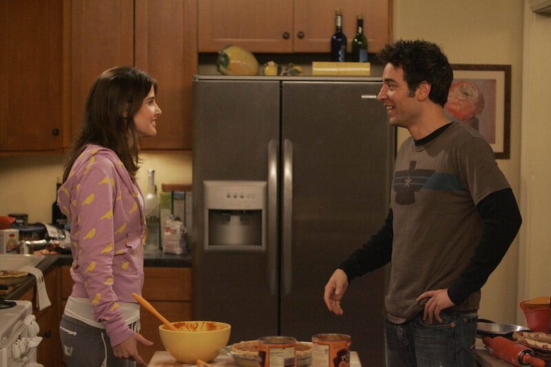 Lily plant zum ersten Mal für die Clique eine Thanksgivingfeier zu veranstalten. Robin (Cobie Smulders, l.) und Ted (Josh Radnor, r.) wollen dafür einen Kuchen backen, was natürlich ganz anderes endet als geplant … – Bild: 20th Century Fox International Television Lizenzbild frei