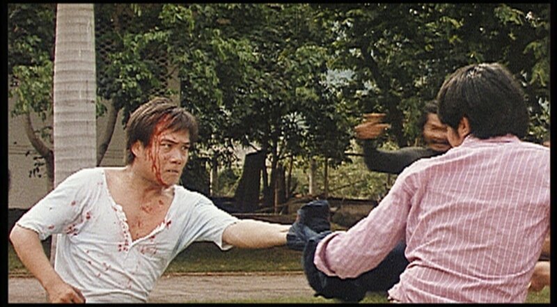 Nachdem sein Vetter getötet wurde, rächt sich Cheng Li (Bruce Lee, li.) auf seine Weise! – Bild: RTL II Nachdem sein Vetter getötet wurde, rächt sich Cheng Li (Bruce Lee, li.) auf seine Weise! – Bild: RTL II