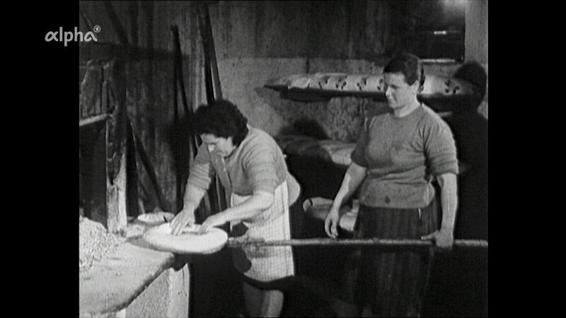 1966 – Die Familien der italienischen Gastarbeiter in Deutschland müssen sich ohne Vater behelfen: zwei Frauen beim Brotbacken in ihrem Dorf in Italien. – Bild: BR