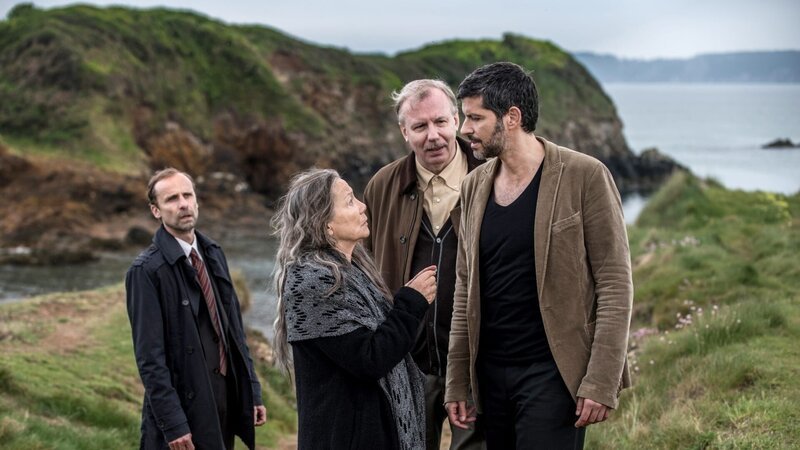 Skurriler Leichenfundort: Am Friedhof über dem Meer tauschen sich Inspektor Kadeg (Jan Georg Schütte, li.), die eigenwillige Joséphine Jumeau (Krista Stadler), Bürgermeister Antoine Manet (Ludger Pistor, Mitte) und Kommissar Dupin (Pasquale Aleardi, re.) aus. – Bild: port.hu
