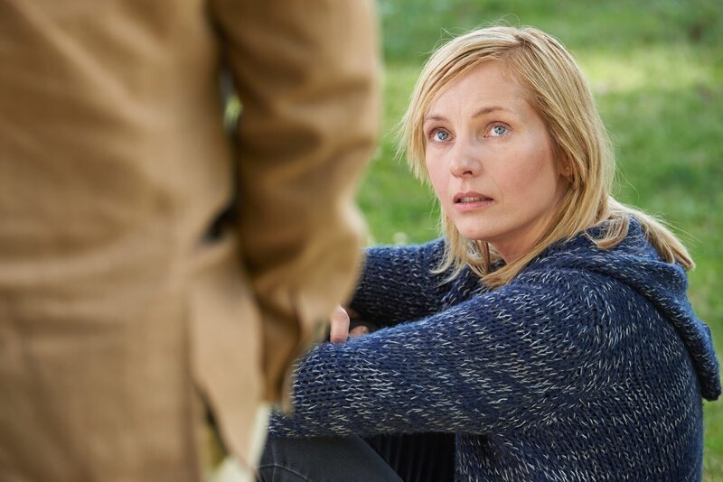 Schmerzhafte Enthüllungen: Isabell Mosbach (Nadja Uhl, r.) hört gebannt Wilfried Maas (Manfred Zapatka, im Anschnitt von hinten) zu. – Bild: ZDF/​Reiner Bajo